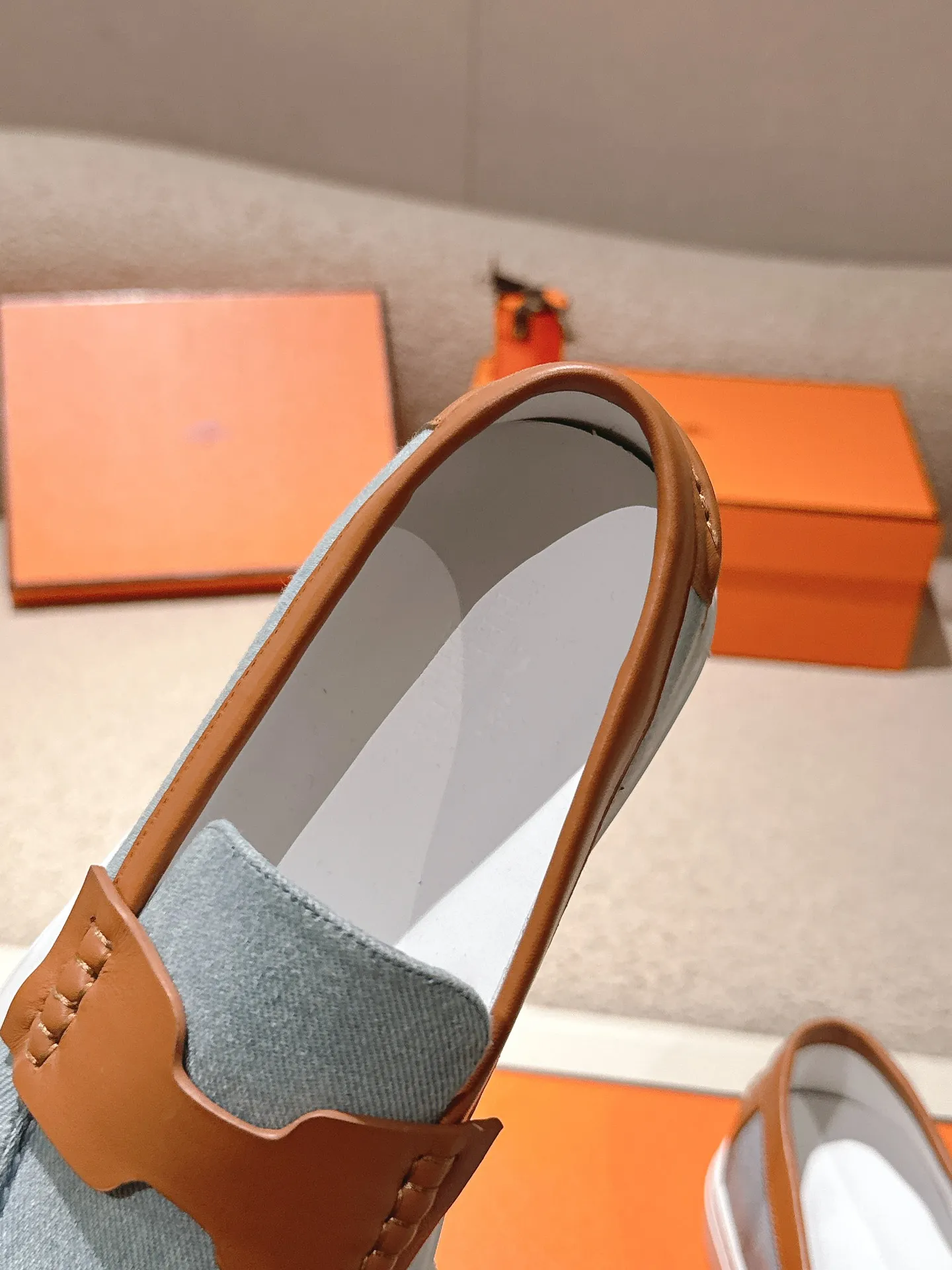 Men's men's shoes P620! Hermes# Thick Sole Couple Loafers These lace-up free sneakers in calfskin and washed denim feature signature "H" details. The design is simple and smooth, creating a fashionable urban look. It is comfortable and versatile. H family classics are not outdated, and the delivery counter is beautifully packaged🛍📦 Fabric: Original customized washed denim/first-layer cowhide Lining: Imported soft sheepskin Sole: Original open-molded anti-slip TPU material Size: 35-45